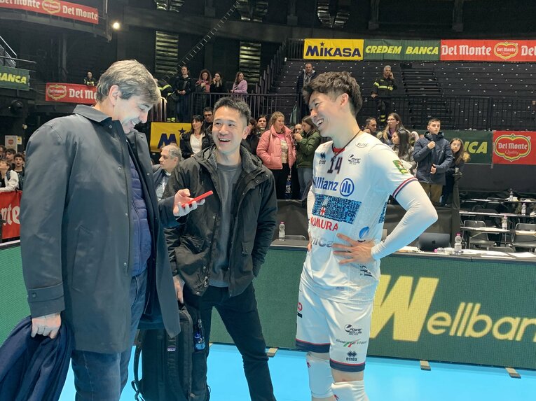 イタリア視察に訪れた日本代表ブラン監督、伊藤コーチと談笑する石川　©︎Noriko Yonemushi