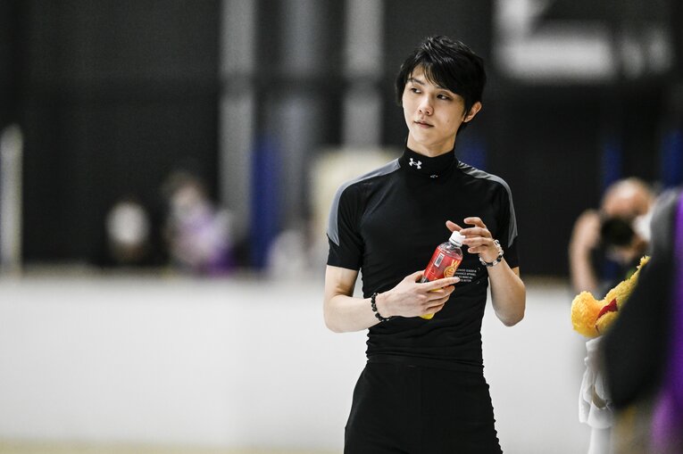 リンクサイドでは、スマホで選曲、飲料を飲んでいた　©Asami Enomoto