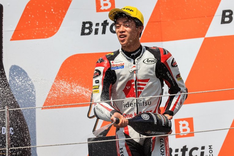 Moto2では初のシャンパンファイトに参加した20歳の小椋。時代背景が違うとはいえ、20歳の加藤大治郎はまだ国内のレースを主戦場としていた