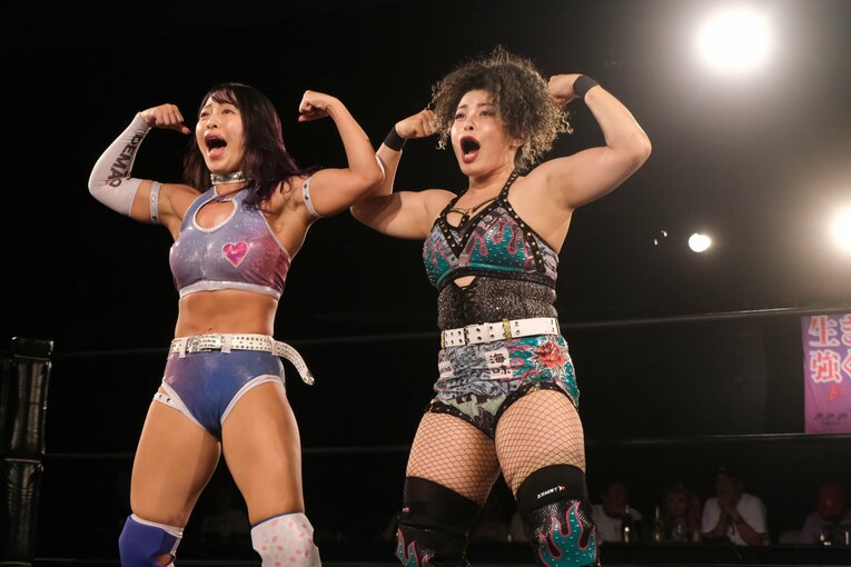 今年7月の試合にてタッグを組んだZONESとポージング