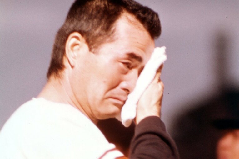 1974年10月14日、引退セレモニーで涙を拭う巨人・長嶋茂雄（当時38歳） ／ photograph by KYODO