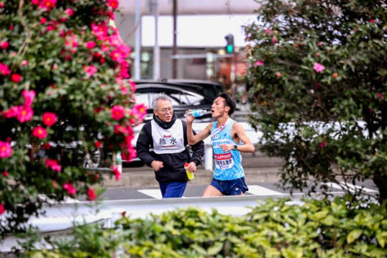 渾身の給水シーン…2本あって良かった！／本人提供