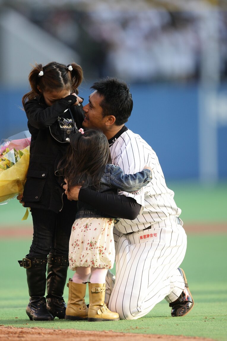 2008年3月15日、引退セレモニーで父・黒木知宏に花束を渡すMEIさん（左）©︎Chiba Lotte Marines