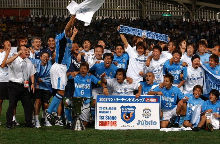 2002年の前期優勝に喜ぶ磐田イレブン　©︎JIJI PRESS