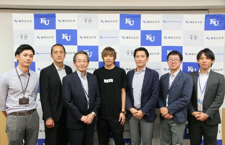 母校・神奈川大を訪れた伊東。左から大野洋樹マネジメントコーチ、大森酉三郎・現監督、佐藤武部長、伊東、関森悟・現かながわクラブ監督、高橋厚副部長、南祥巧マネジメントコーチ　©KUFC