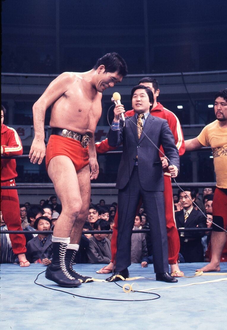 ジャイアント馬場と徳光アナ ／ photograph by AFLO