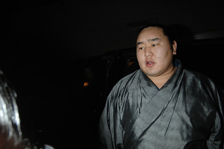 “草サッカー騒動”での帰国時　©BUNGEISHUNJU