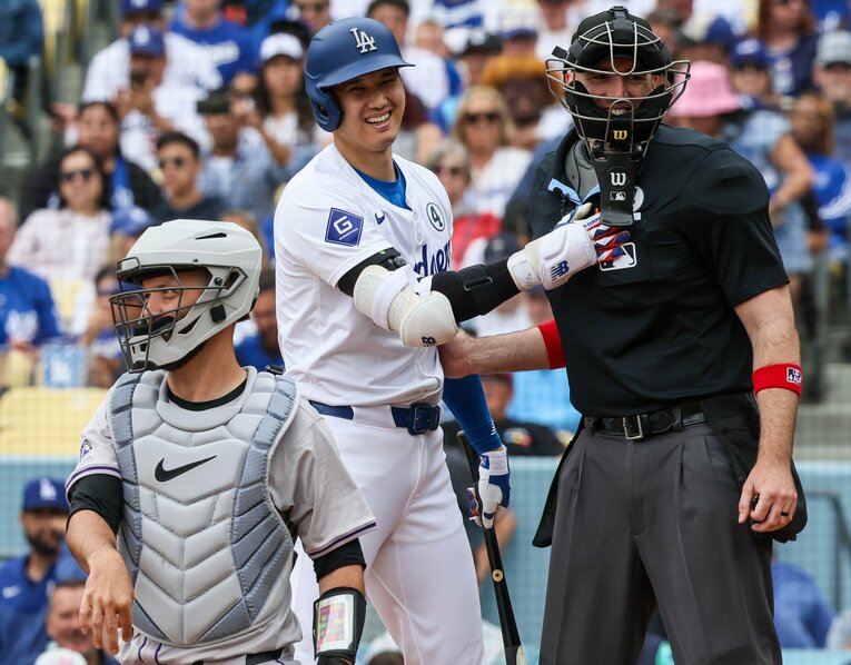 6月2日の試合で…自身のファールを巡って主審、相手捕手とニッコリ　©Getty Images