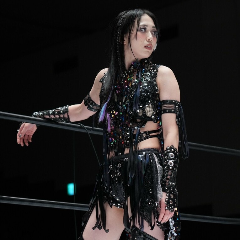 林下詩美の入場曲に表情を変えた上谷沙弥。5月26日、後楽園ホール　©Essei Hara