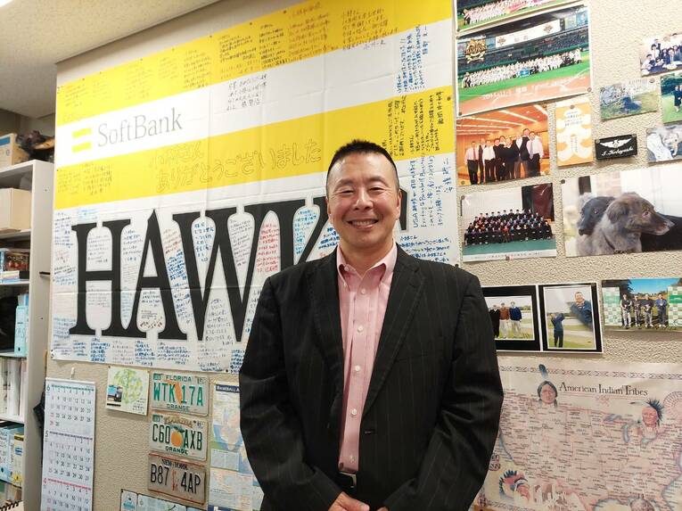 かつてはソフトバンクのフロントを務めた経験もある小林さん。古巣の苦境をどう分析するのか　©NumberWeb