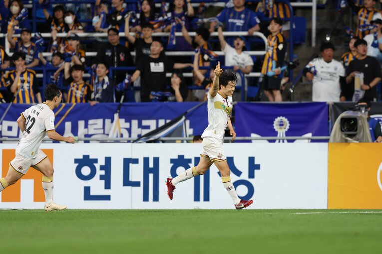 限られた出場機会で印象的な活躍を見せている今季の石田　©FA photos