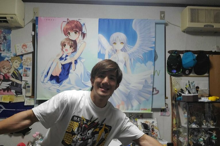 自宅からも伝わるアニメへの愛。最近は恋愛アドベンチャーゲーム『Rewrite』を再びプレーしている。 ／ photograph by Koki Inoue