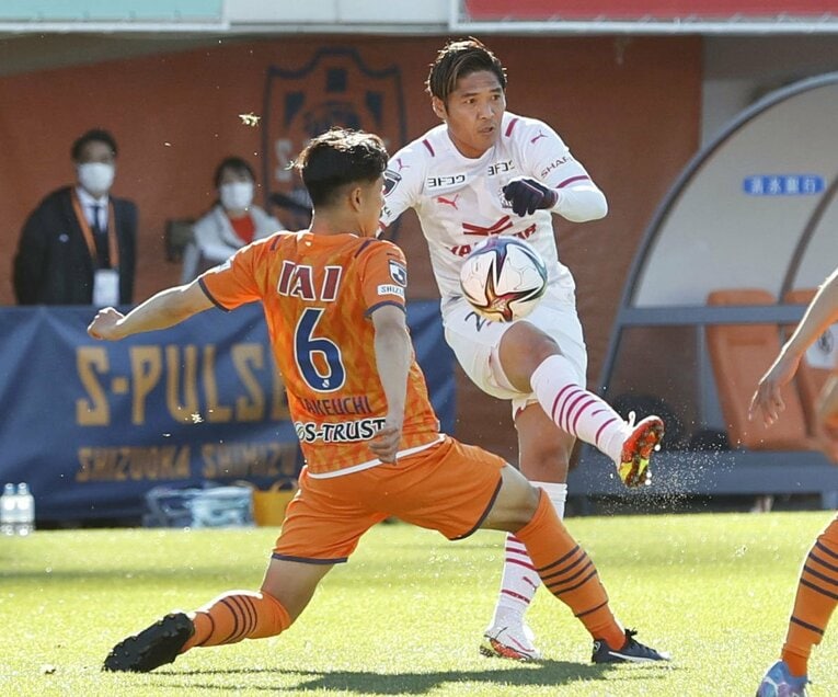 Jリーグ“ラストマッチ”となった12月4日の清水エスパルス戦でも先発出場を果たす。コーナーキックから相手のオウンゴールを誘う場面も　©KYODO