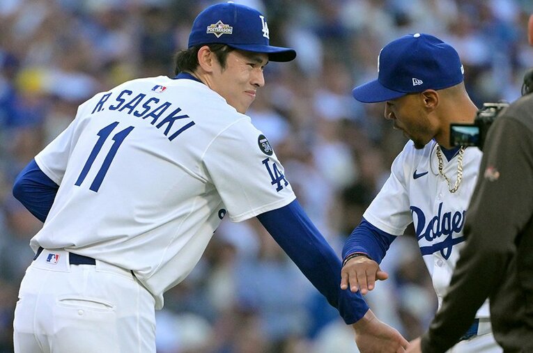 ポストシーズンでの佐々木朗希とベッツ。レギュラーシーズンは苦しんだが、ドジャースの仲間は彼らをフォローした ／ photograph by Imagn/REUTERS/AFLO