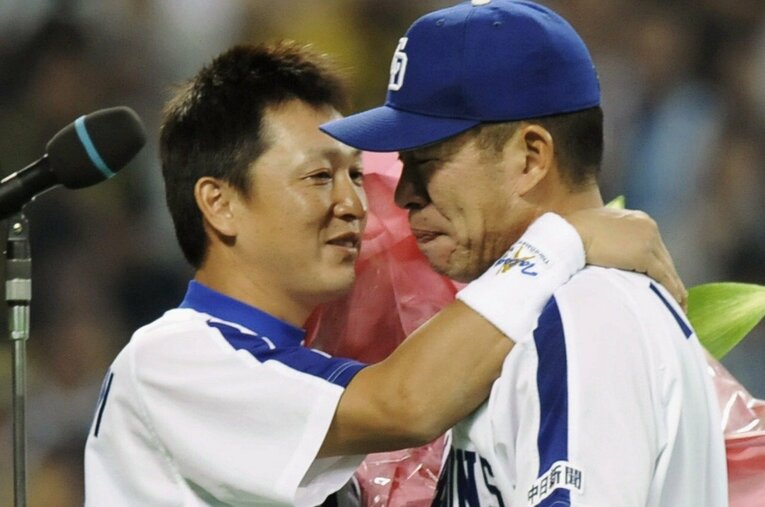 2009年に現役引退した井上一樹。引退セレモニーで立浪和義（左）から花束を贈られ涙を見せる ／ photograph by KYODO