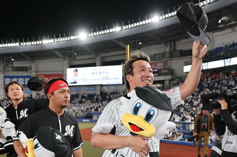 5月18日、ZOZOマリン通算100セーブを達成したお立ち台で「僕たちと一緒に戦ってください」とファンに呼びかけた益田直也（33歳） ／ photograph by Chiba Lotte Marines