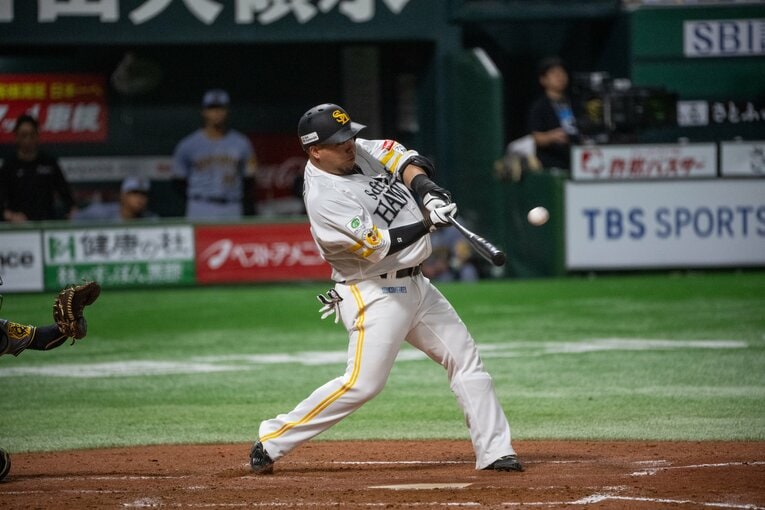 “山川封じ”がポイントになると阪神・野村克則バッテリーコーチは分析する　©️Nanae Suzuki