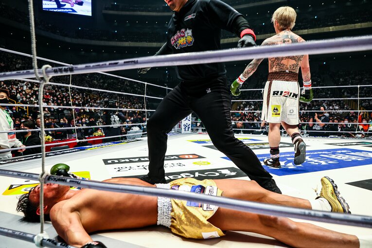 ゴングと同時に、倒れ込んだ梅野　©RIZIN FF Susumu Nagao