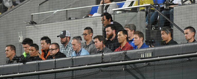 プロ野球を視察するメジャーのスカウトたち（2017年）　©JIJI PRESS