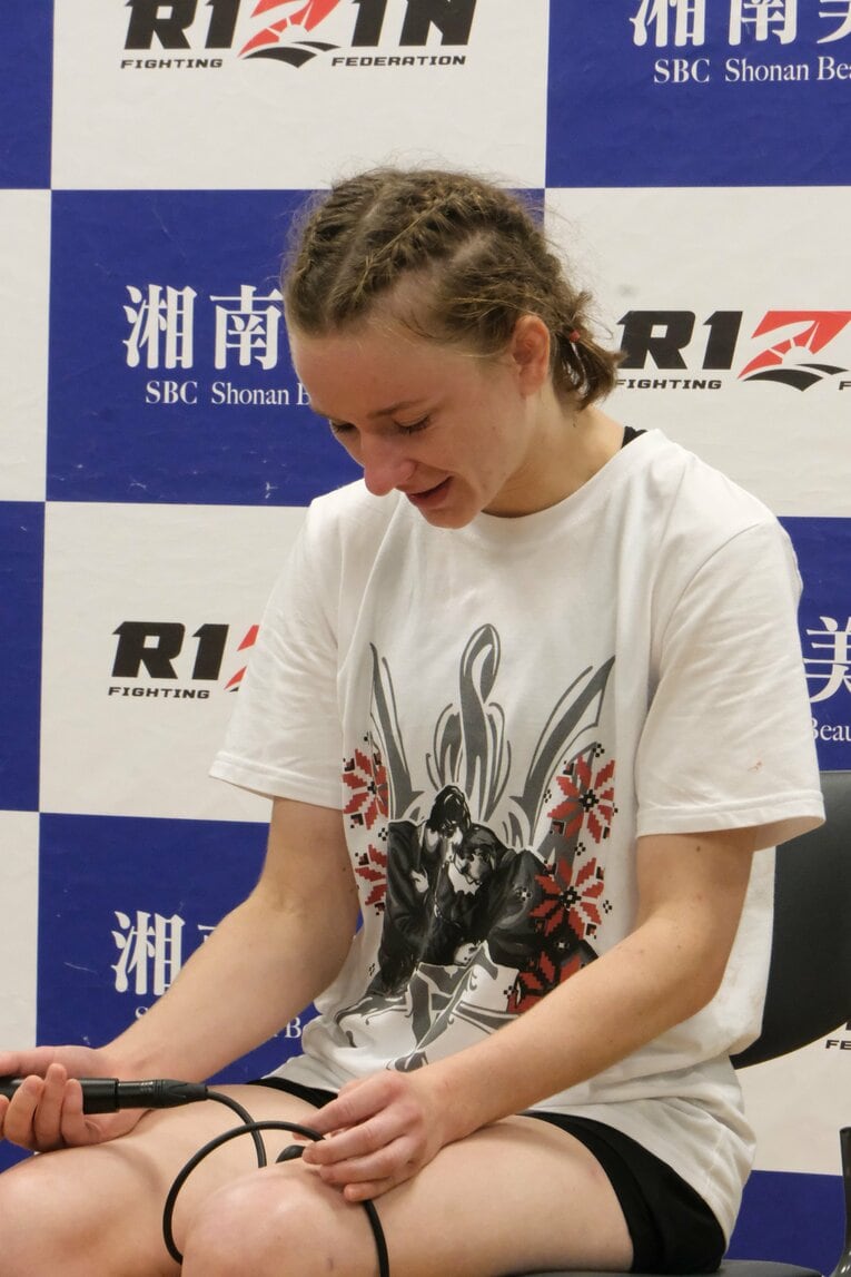 コメントブースで涙を流したアナスタシア　©Norihiro Hashimoto