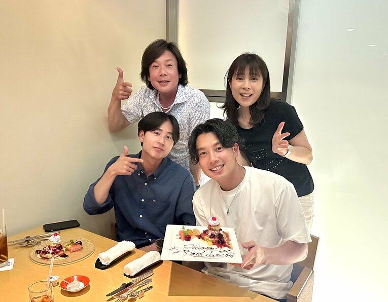 現在の佐藤さん一家。2人の息子は今年26歳、23歳になった　提供：佐藤弘道