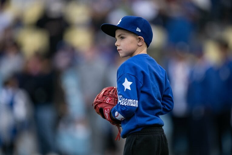【“大谷とおともだち”長男チャーリー君とフリーマンの始球式】（全10枚中の2枚目）　©Nanae Suzuki
