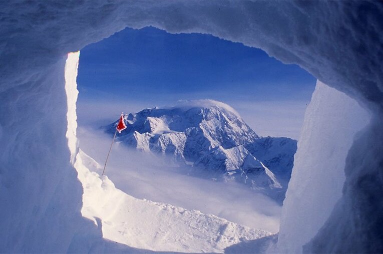 2001年のフォレイカー（5304m）で栗秋が撮影した写真。最終キャンプの雪洞内から見たデナリ ／ photograph by Masatoshi Kuriaki