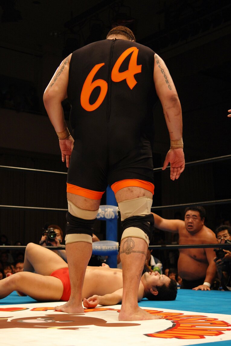 「64」を背負った曙　©Essei Hara