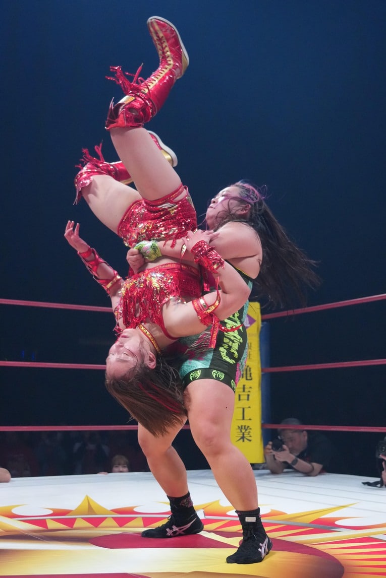 Sareeeを持ち上げる橋本千紘　©Essei Hara