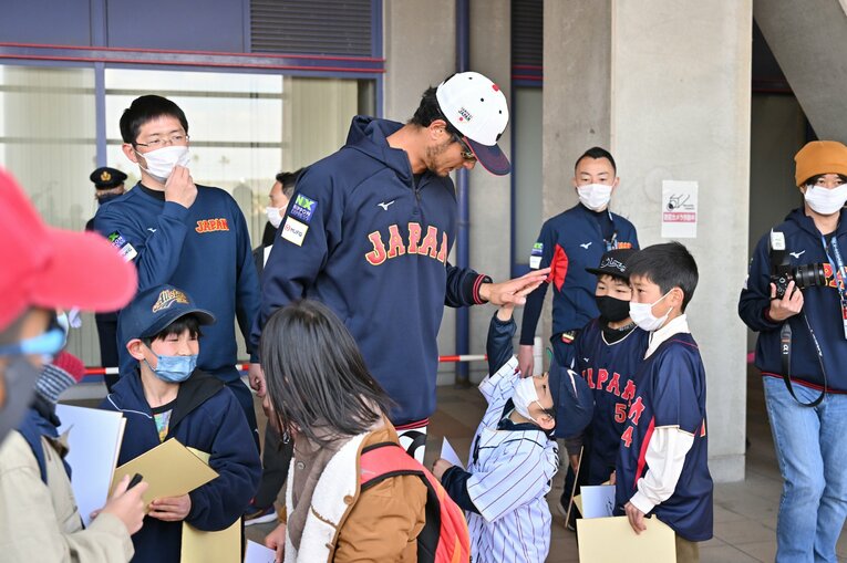 子供ファンと交流するダルビッシュ　©︎Hideki Sugiyama