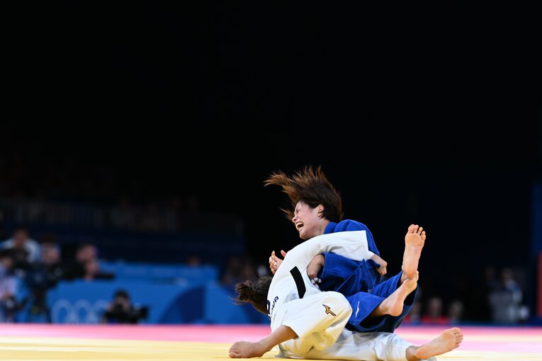 ディヨラ・ケルディヨロワに一本を許した阿部詩（連続写真2/3）©︎Naoya Sanuki/JMPA