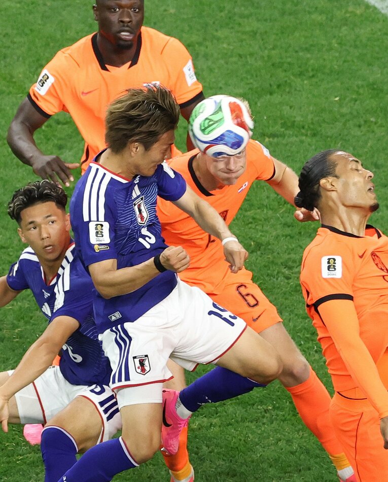 小川選手のヘディングのとき、オランダDFをブロックしていた塩貝選手　©JIJI PRESS