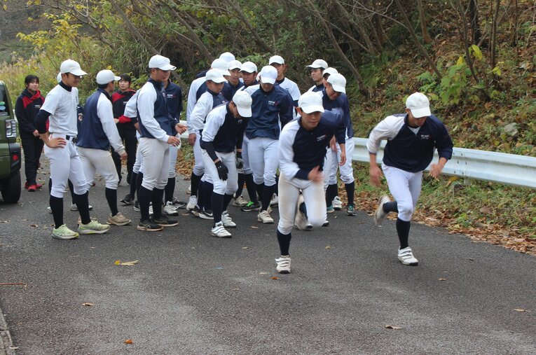 グラウンド横の坂道をダッシュする長崎西高の選手たち。限られた時間のなかで頭脳的な練習によって力をつけてきた ／ photograph by Katsuharu Uchida