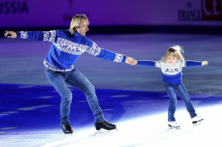 今年1月17日、ロシア・モスクワで行なわれた欧州選手権の開幕式で一緒に滑る、プルシェンコと息子のサーシャ君。 ／ photograph by AFLO