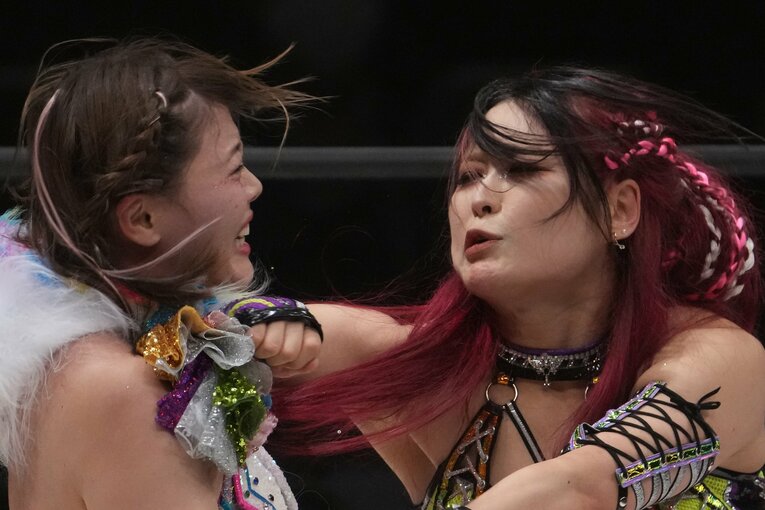 岩谷麻優にエルボーを叩き込むイヨ・スカイ　©Masashi Hara