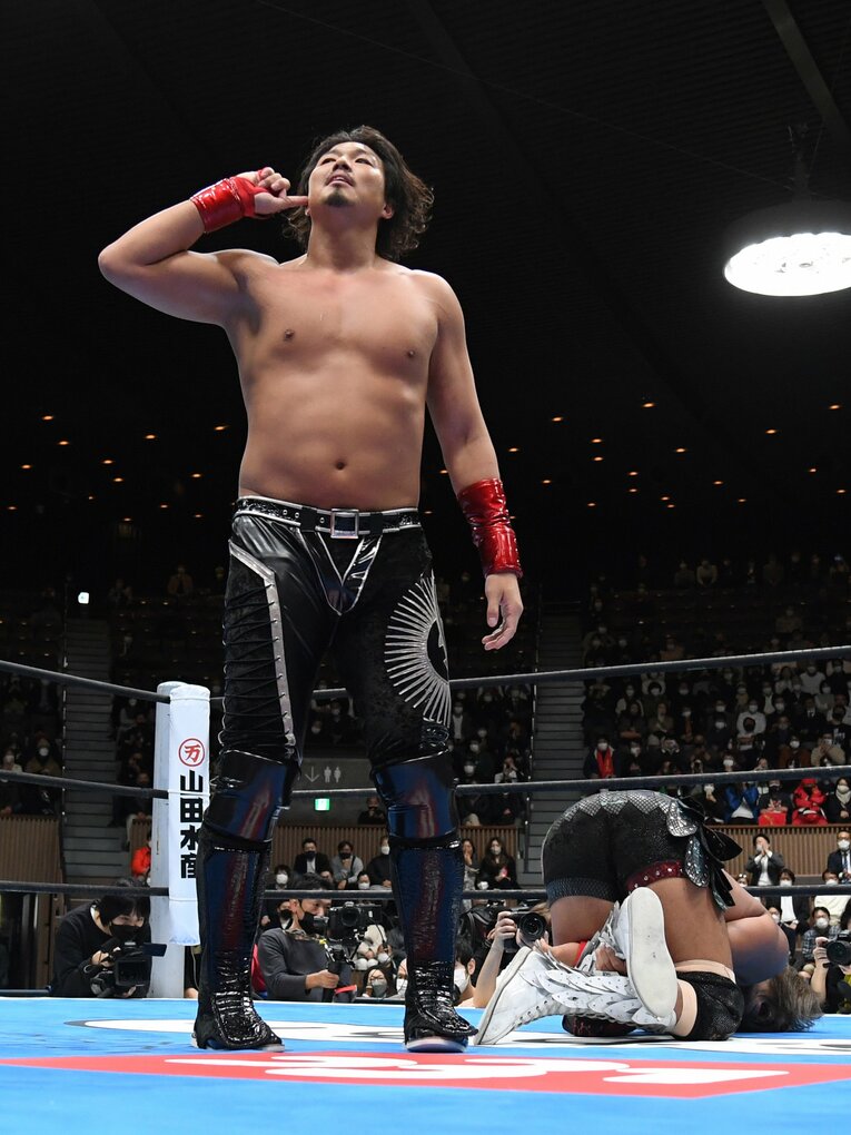 内藤哲也を悶絶させるジェイク・リー　©Masashi Hara