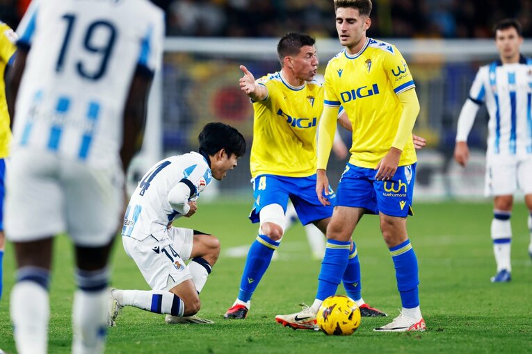 腹部にパンチを浴びた久保。思わず悶絶