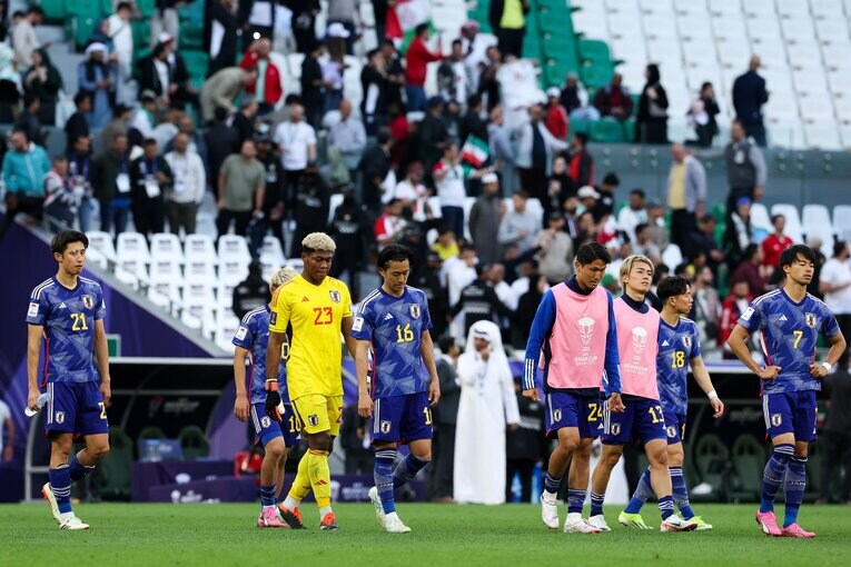 アジアカップでイランに敗れ、悄然とピッチを去る日本代表。渡辺（ビブス左側）の出番は訪れなかった　©Getty Images