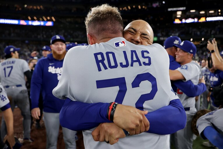 WS優勝を決め、ロハスとベッツが熱いハグ！【スワイプするとそのほかの写真もご覧になれます】　©Getty Images