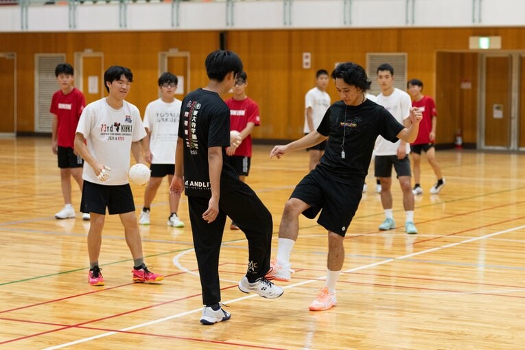 様々な動きを取り入れたレーニングを組み込むが…「その分、時間は足りなくなる」（安井監督）そう　©Shiro Miyake