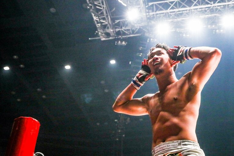 観客の声援に応える朝倉未来　©RIZIN FF Susumu Nagao