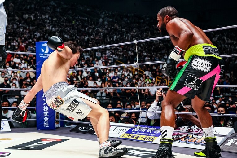 別アングルからの一枚。朝倉はその衝撃を「地面が歪んだ」と表現　©RIZIN FF Susumu Nagao