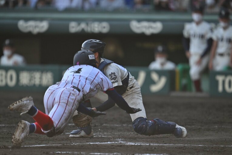 坂原監督「ベンチの全員が『ゴー！』って思っていました」。二塁ランナーの松本も迷わずホームへ　　©Hideki Sugiyama