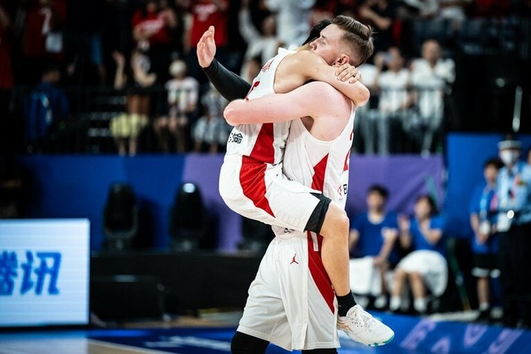 リバウンドにインサイドにと体を張ったプレーを続けた「鷹ちゃん」ことジョシュ・ホーキンソン　©︎FIBA