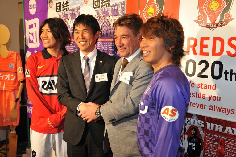 2012年キックオフカンファレンス。浦和1年目の開幕戦の相手はミシャの後任を引き継いだ森保一率いる広島だった（左から柏木陽介、森保、ミシャ、佐藤寿人）©︎J.LEAGUE