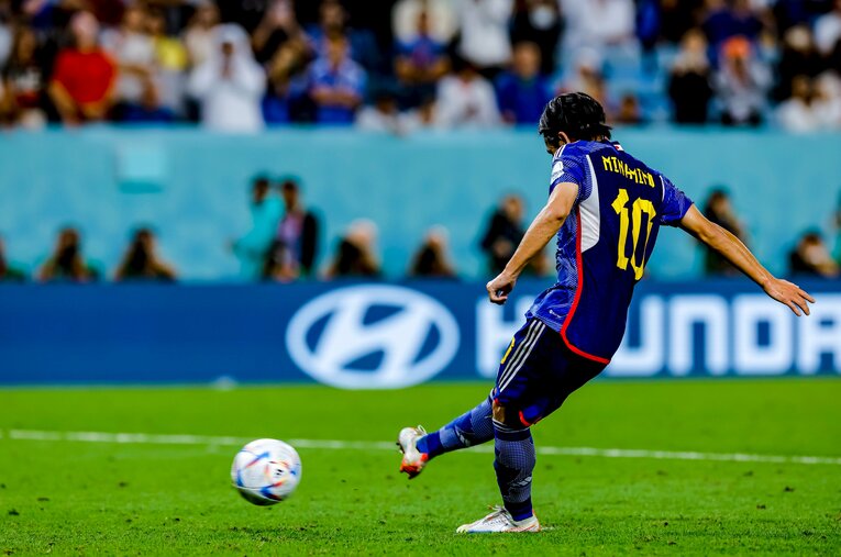 カタール大会クロアチア戦、PK戦で南野拓実はPKを阻まれる。そこに至るまでには意外だが重大なチームの「ミス」がいくつかあった ／ photograph by Kiichi Matsumoto/JMPA