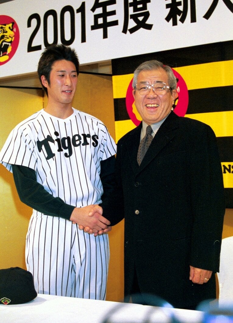 阪神の新入団発表会見にて、野村克也監督と握手する逆指名ドラ1投手の藤田太陽（2000年）【スワイプするとそのほかの貴重写真もご覧になれます】　©Sankei Shimbun