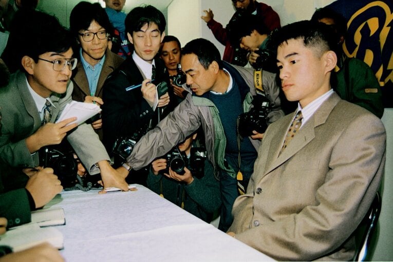 1994年の契約更改で10倍の増額。報道陣に囲まれる　©KYODO