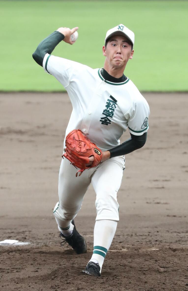 二松学舎大付高時代はピッチャーも務めた（1／3枚）。身長200cmからの豪快なピッチング　©JIJI PRESS