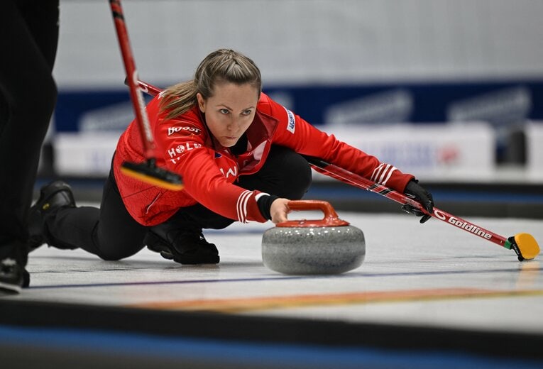 ダブルタッチの反則がとられたカナダのホーマン　©JIJI PRESS